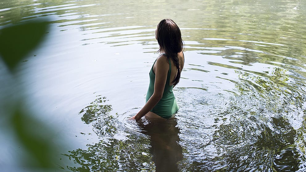 Frau badet im See